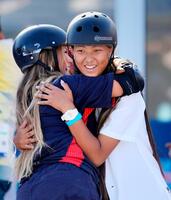 　パリ五輪のスケートボード女子パークの演技を終え、英国のスカイ・ブラウン（左）と抱き合う開心那。銀メダルを獲得した（共同）