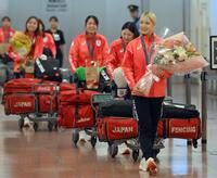 　パリ五輪を終え、帰国した江村美咲（右）らフェンシング日本代表（撮影・伊藤笙子）