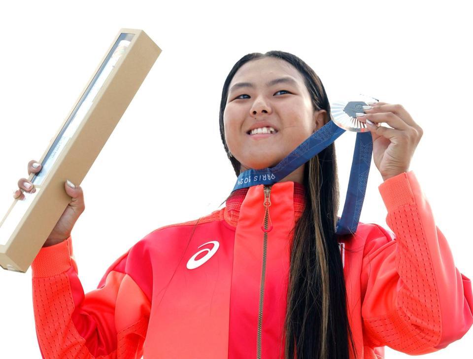 　パリ五輪のスケートボード女子パークで銀メダルを獲得した開心那（共同）