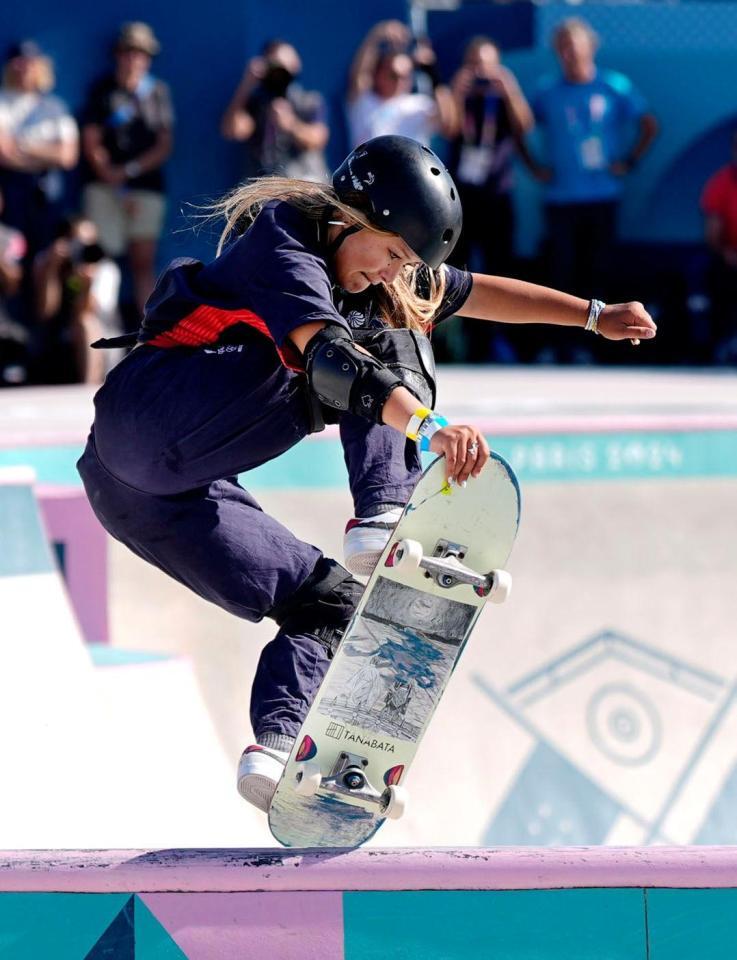 　女子パーク決勝で演技する英国のスカイ・ブラウン（共同）