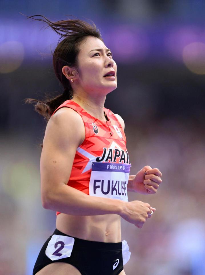 　女子１００メートル障害予選でゴールした福部真子（共同）