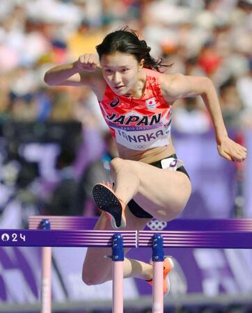 　女子１００メートル障害敗者復活戦で力走する田中佑美（共同）