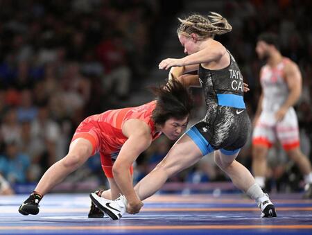 　女子57キロ級１回戦、カナダ選手（右）を攻める桜井つぐみ（共同）