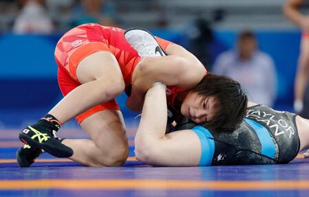　女子57キロ級１回戦、カナダ選手を攻める桜井つぐみ（共同）