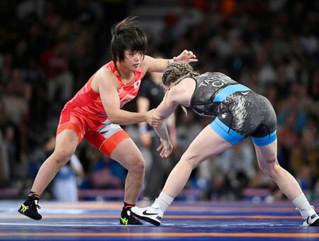 　女子57キロ級１回戦、カナダ選手と対戦する桜井つぐみ（共同）