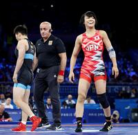 　女子53キロ級準決勝　中国選手（左）に勝利した藤波朱理（共同）