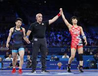 　女子53キロ級準決勝　中国選手（左）に勝利した藤波朱理（共同）