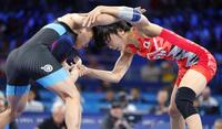 　女子53キロ級準決勝　中国選手（左）と対戦する藤波朱理（共同）