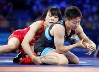 　女子53キロ級準決勝　中国選手（右）を攻める藤波朱理（共同）
