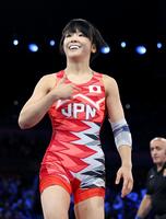 　女子53キロ級準決勝で勝利し、笑顔の藤波朱理（共同）