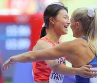 　結果を確認し喜ぶ田中佑美（左）＝撮影・吉澤敬太