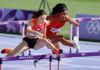 　女子１００メートル障害敗者復活戦で力走する田中佑美（左）＝共同