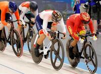 　女子ケイリン１回戦で力走する太田りゆ（右から２人目）＝７日（共同）