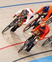 　女子ケイリン１回戦で力走する太田りゆ（左）＝７日（共同）