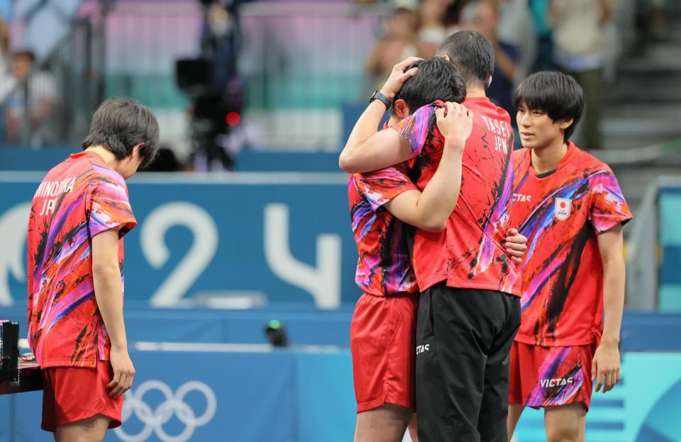 　決勝進出を逃し、田勢監督に抱きつく張本智和（中央左）。左は篠塚大登、右は戸上隼輔（撮影・吉澤敬太）
