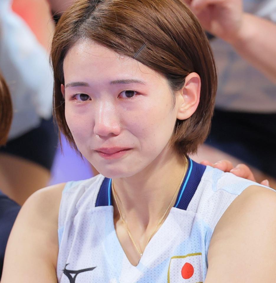 　涙する古賀紗理那＝３日