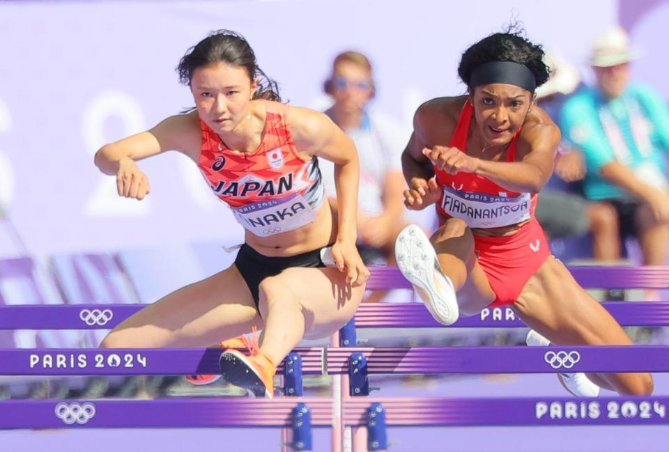 　力走する田中佑美（左）＝撮影・吉澤敬太