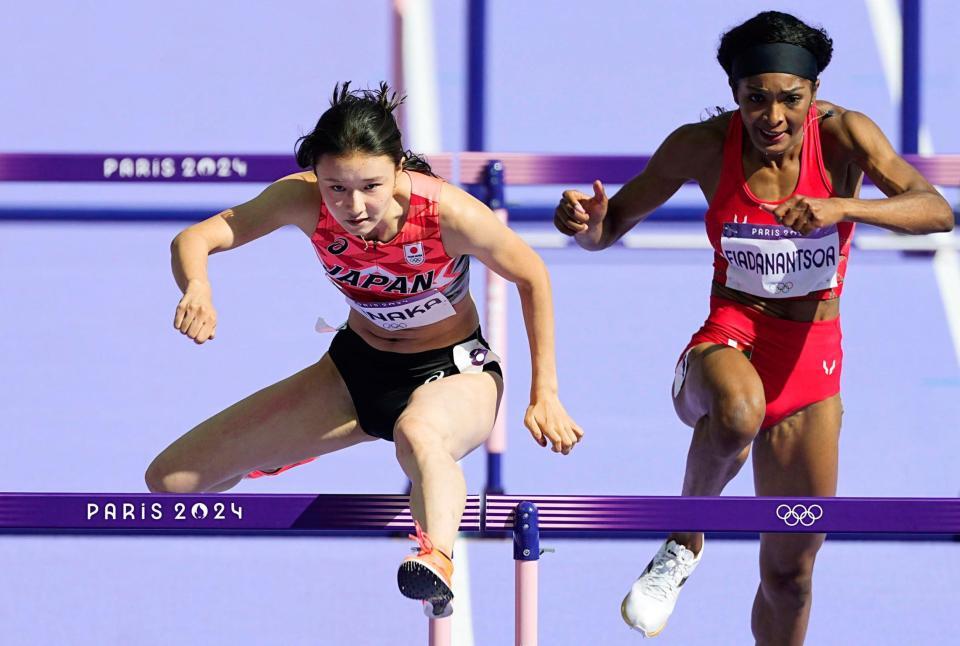 　女子１００メートル障害敗者復活戦で力走する田中佑美（左）＝共同