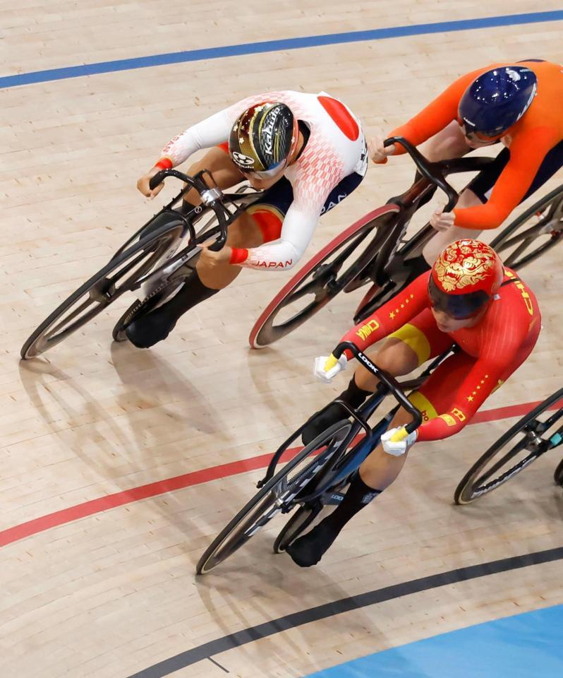 　女子ケイリン１回戦で力走する太田りゆ（左）＝７日（共同）