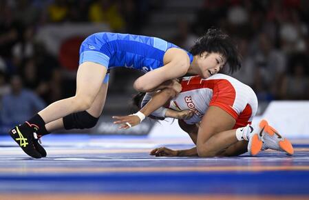 　女子53キロ級決勝　エクアドル選手を攻める藤波朱理＝パリ（共同）