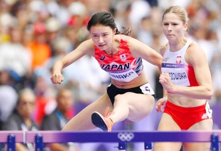 　女子１００メートル障害準決勝で力走する田中佑美（左）＝共同