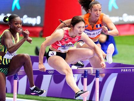 　女子１００メートル障害準決勝で力走する福部真子（中央）＝共同