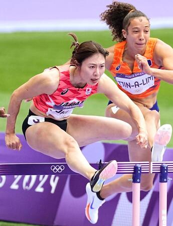 　女子１００メートル障害準決勝で力走する福部真子（左）＝共同