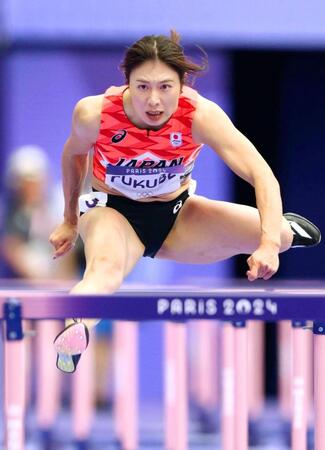 　女子１００メートル障害準決勝で力走する福部真子（共同）