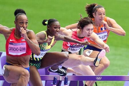 　女子１００メートル障害準決勝で力走する福部真子（右から２人目）＝共同