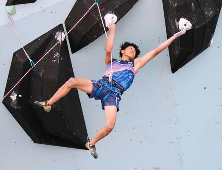 　パリ五輪のスポーツクライミング男子複合決勝でリードの課題に挑む安楽宙斗。銀メダルを獲得した（共同）