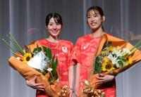 　パリ五輪を終え、帰国会見で笑顔を見せる志田千陽（左）、松山奈未ペア（撮影・伊藤笙子）