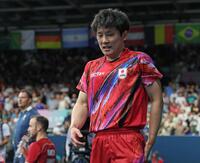 　試合に敗れ、がっくりの張本智和（撮影・中田匡峻）