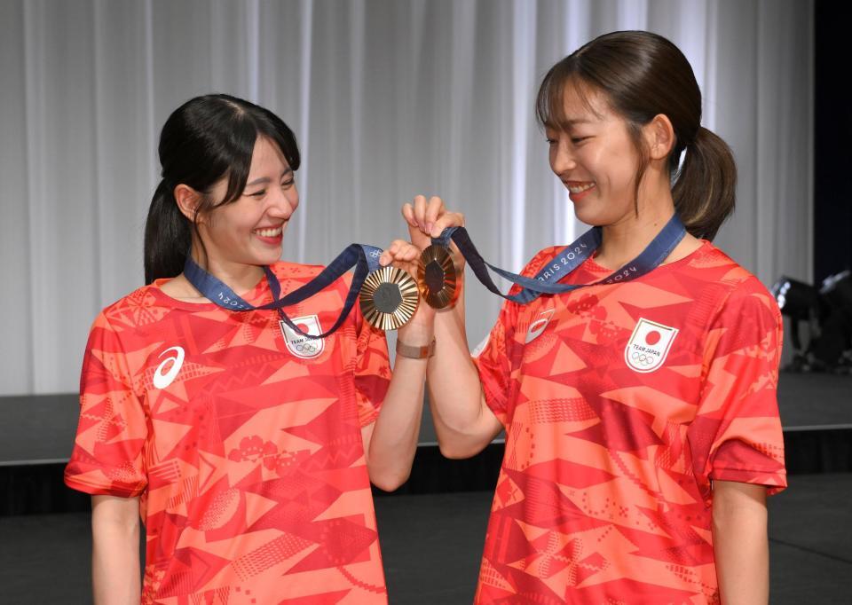 パリ五輪から帰国し、銅メダルを見せ合う志田千陽（左）、松山奈未ペア＝東京・羽田空港のＴＩＡＴ　ＳＫＹ　ＨＡＬＬ（撮影・伊藤笙子）