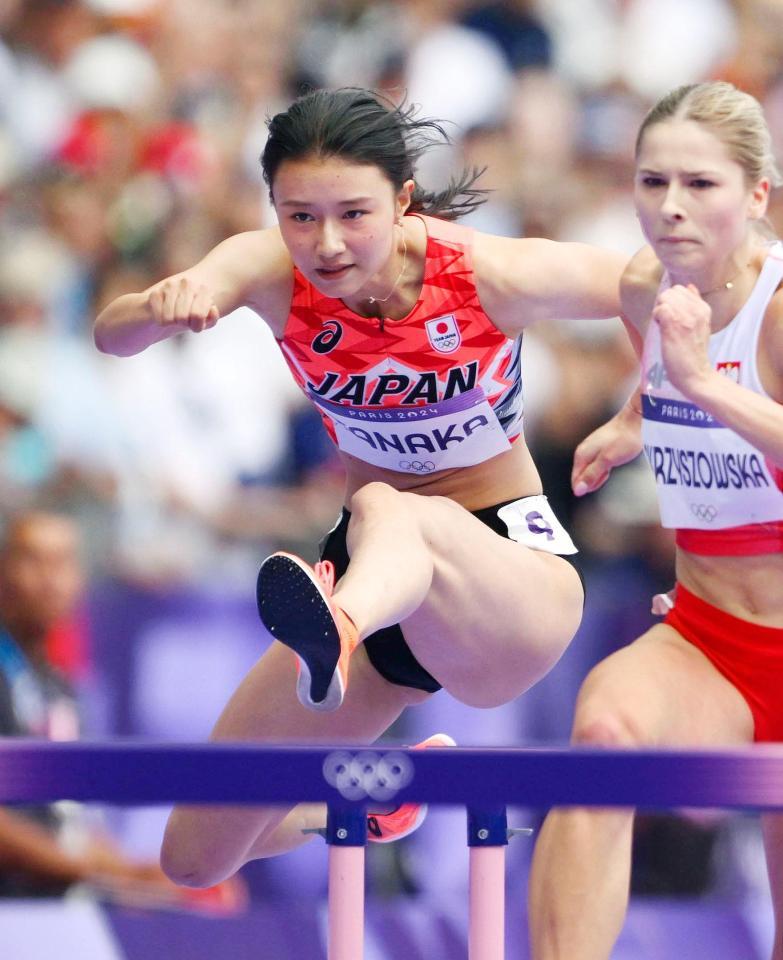 　女子１００メートル障害準決勝で力走する田中佑美（共同）