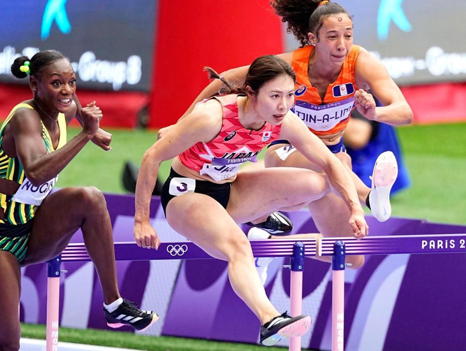 　女子１００メートル障害準決勝で力走する福部真子（中央）＝共同