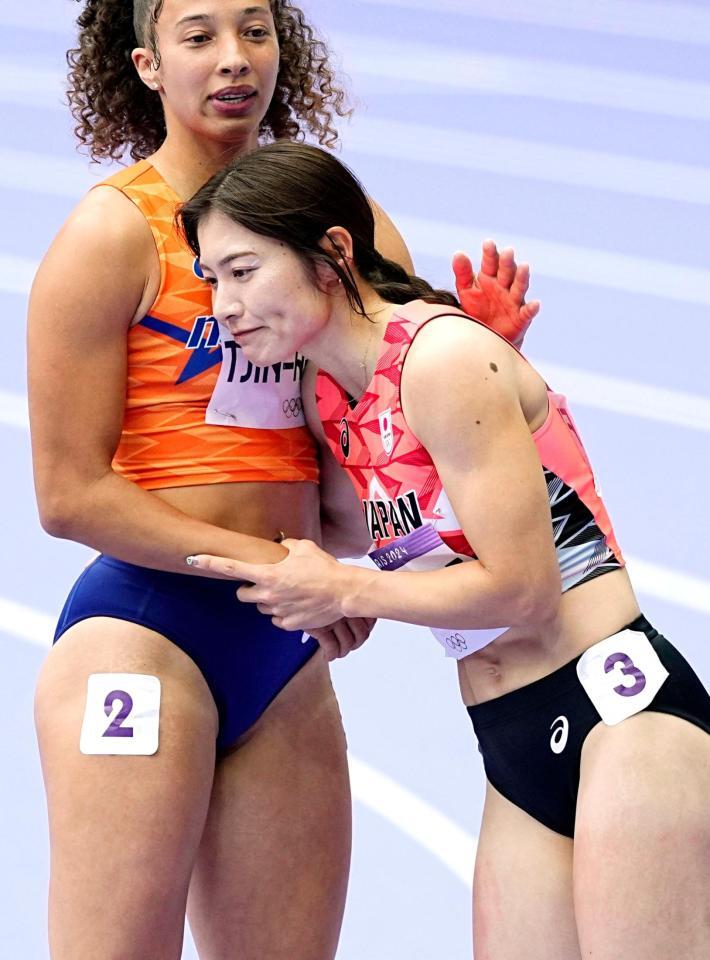 　女子１００メートル障害準決勝を終え、健闘をたたえ合う福部真子（右）。３組５着で敗退した（共同）