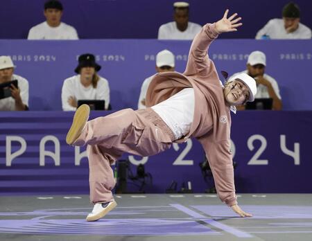 　女子決勝　技を繰り出す湯浅亜実。金メダルを獲得した＝パリ（共同）