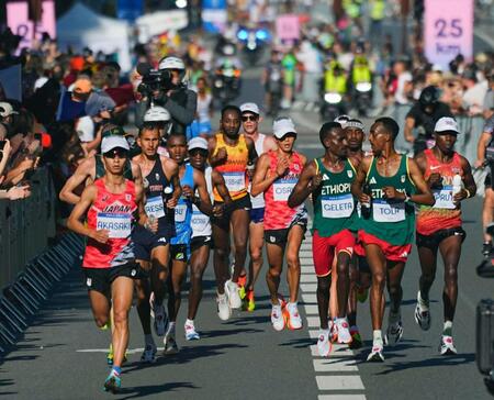 レース中盤、力走する大迫傑（中央）。手前左は赤崎暁