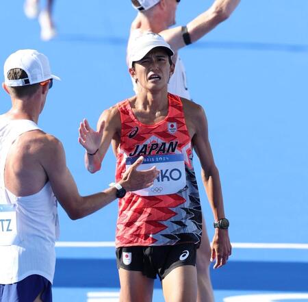 　ゴールした他国の選手に迎えられる大迫傑（撮影・中田匡峻）