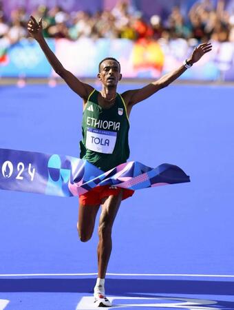 男子マラソンで優勝したエチオピアのトラ＝パリ（共同）