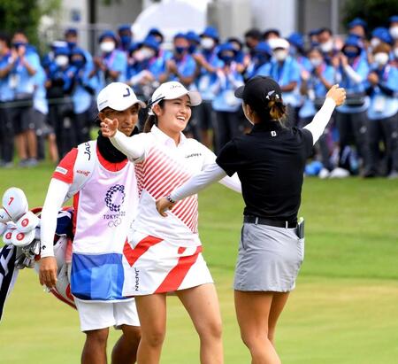 　東京五輪でプレーオフを終えてリディア・コ（右）と抱き合う稲見萌寧（２１年８月）