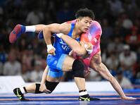 　男子フリー74キロ級準決勝で米国選手を攻める高谷大地（共同）