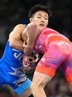 　男子フリー74キロ級準決勝で米国選手（右）と対戦する高谷大地（共同）