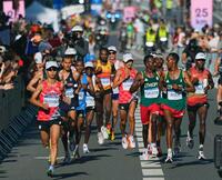 レース中盤、力走する大迫傑（中央）。手前左は赤崎暁