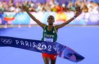 　男子マラソンで優勝したエチオピアのトラ（共同）