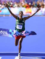 男子マラソンで優勝したエチオピアのトラ＝パリ（共同）