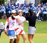 　東京五輪でプレーオフを終えてリディア・コ（右）と抱き合う稲見萌寧（２１年８月）