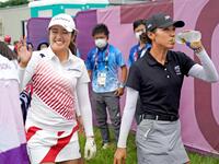 　東京五輪女子ゴルフの銀メダルを懸けたプレーオフに臨む稲見萌寧（左）とリディア・コ＝２１年８月
