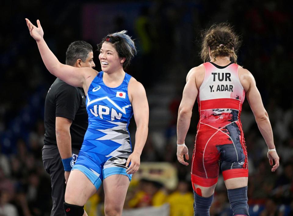 　準々決勝　トルコ選手を破り喜ぶ鏡優翔（共同）