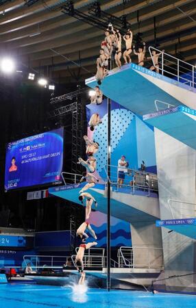 　男子高飛び込み決勝で演技する玉井陸斗の連続合成写真。銀メダルを獲得した（共同）